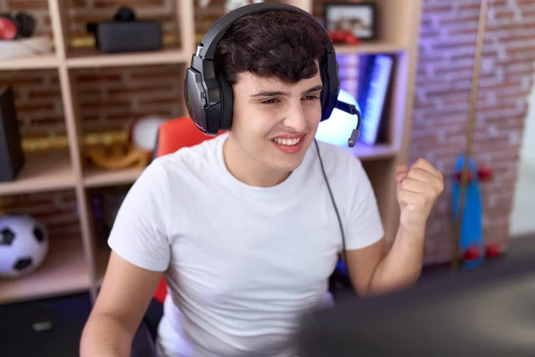 Non Binary Man Streamer Playing Video Game Winner Expression Gaming — Stock Photo, Image