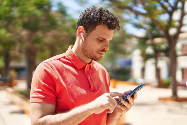 Young Hispanic Man Using Smartphone Park — Stok fotoğraf