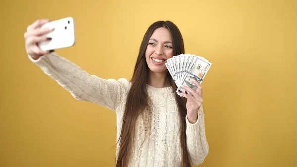 Νεαρή Όμορφη Ισπανόφωνη Γυναίκα Κάνει Selfie Από Smartphone Κρατώντας Δολάρια — Φωτογραφία Αρχείου
