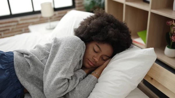 African American Woman Lying Bed Sleeping Bedroom — Stock Photo, Image