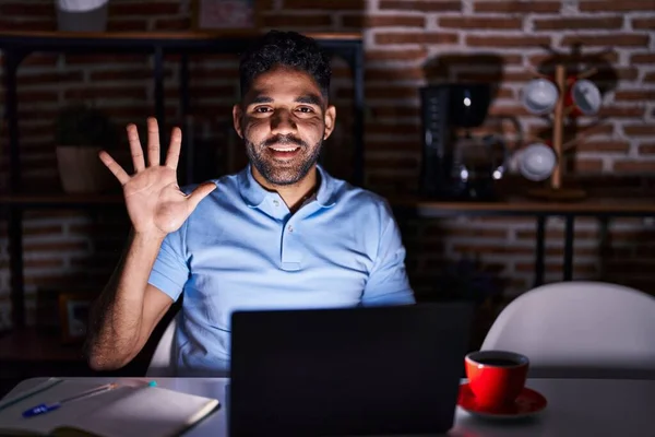 Hispanic Man Med Skägg Med Laptop Natten Visar Och Pekar — Stockfoto
