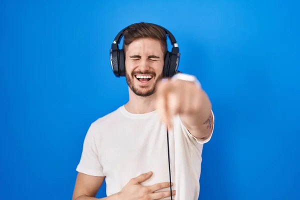 Ισπανόφωνος Άντρας Γενειάδα Ακούει Μουσική Φορώντας Ακουστικά Γελώντας Μαζί Σου — Φωτογραφία Αρχείου