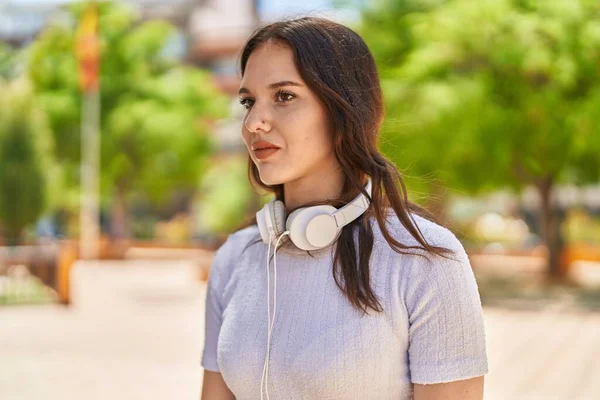 Young Woman Wearing Headphones Park — Stock Photo, Image