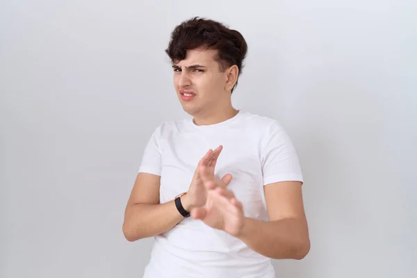 Joven Hombre Binario Vistiendo Casual Camiseta Blanca Expresión Disgustada Disgustado —  Fotos de Stock