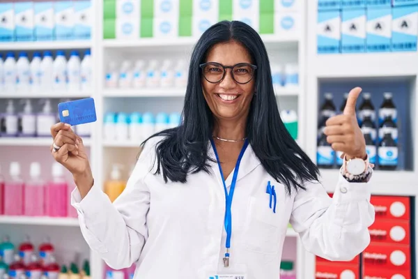Maturo Donna Ispanica Che Lavora Farmacia Farmacia Con Carta Credito — Foto Stock