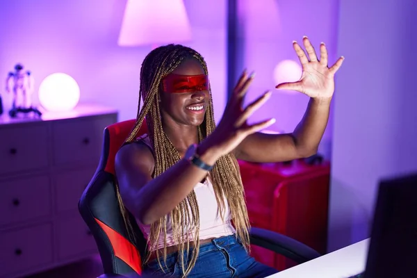 African American Γυναίκα Streamer Παίζει Video Game Χρησιμοποιώντας Γυαλιά Εικονικής — Φωτογραφία Αρχείου