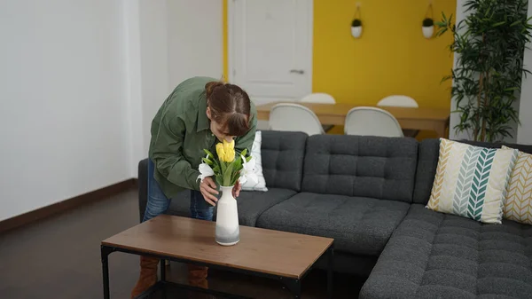 Junge Kaukasierin Duftet Hause Einer Vase Nach Blumen — Stockfoto
