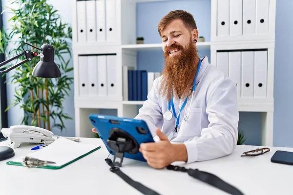 Young Redhead Man Wearing Doctor Uniform Using Touchpad Clinic — Φωτογραφία Αρχείου