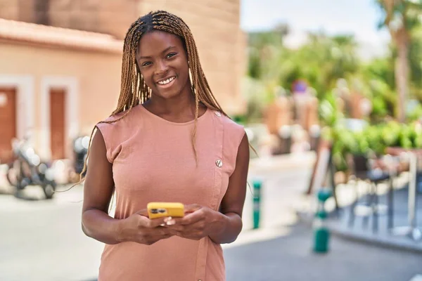 African American Woman Smiling Confident Using Smartphone Street — Stock Photo, Image