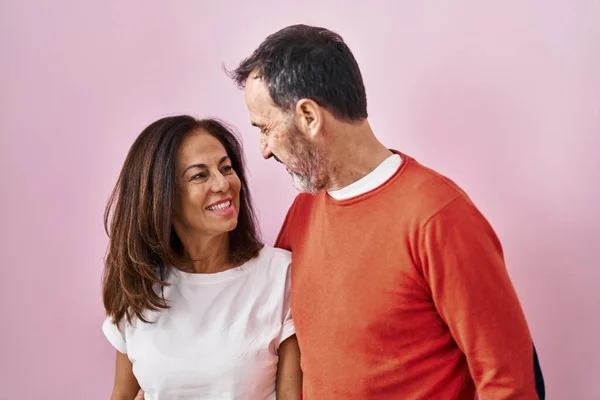 Middelbare Leeftijd Man Vrouw Paar Knuffelen Elkaar Staande Roze Achtergrond — Stockfoto