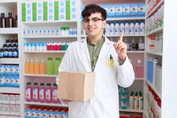 Νέοι Δυαδικό Άνθρωπος Που Εργάζονται Φαρμακείο Κρατώντας Κουτί Χαμογελώντας Χαρούμενος — Φωτογραφία Αρχείου