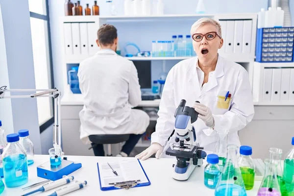 Mulher Meia Idade Trabalhando Laboratório Cientista Assustado Surpreso Com Boca — Fotografia de Stock