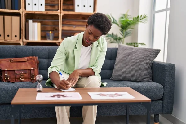 Psikoloji merkezinde Afrika kökenli Amerikalı kadın psikolog testi yaptırıyor.