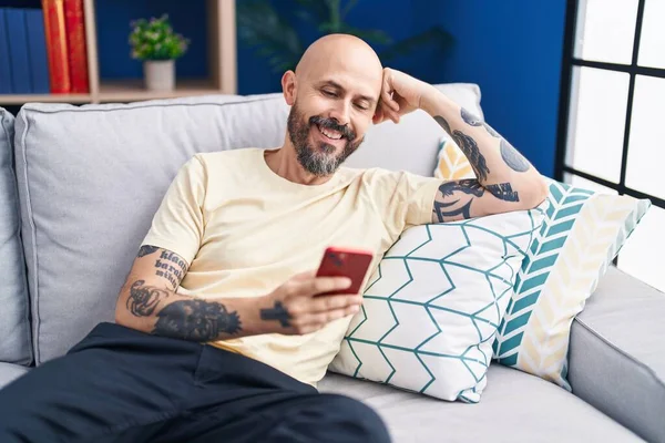 Young Bald Man Using Smartphone Sitting Sofa Home — Stock Photo, Image