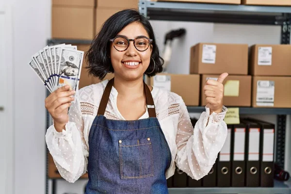 Young Hispanic Woman Working Small Business Ecommerce Holding Dollars Pointing — Stock Photo, Image