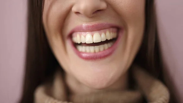 Hermosa Mujer Hispana Cerca Sonrisa Sobre Fondo Rosa Aislado —  Fotos de Stock