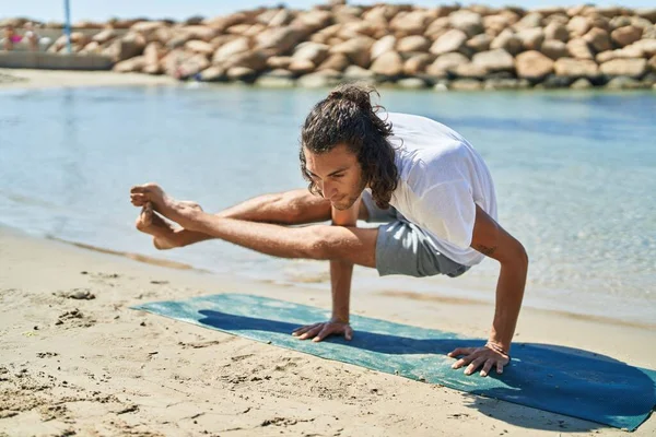 Young Hispanic Man Doing Yoga Exercise Beach — Stock Photo, Image
