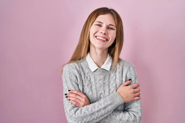 Hermosa Mujer Pie Sobre Fondo Rosa Cara Feliz Sonriendo Con —  Fotos de Stock