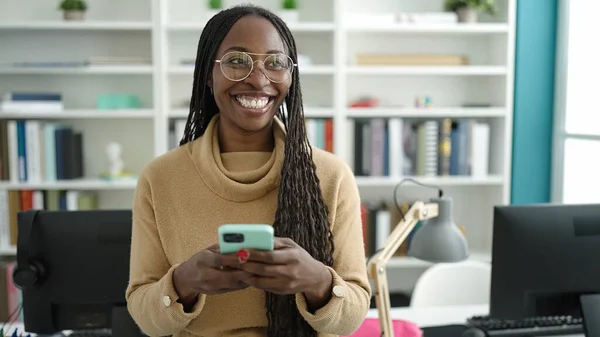 Mulher Africana Sorrindo Usando Smartphone Universidade Biblioteca — Fotografia de Stock