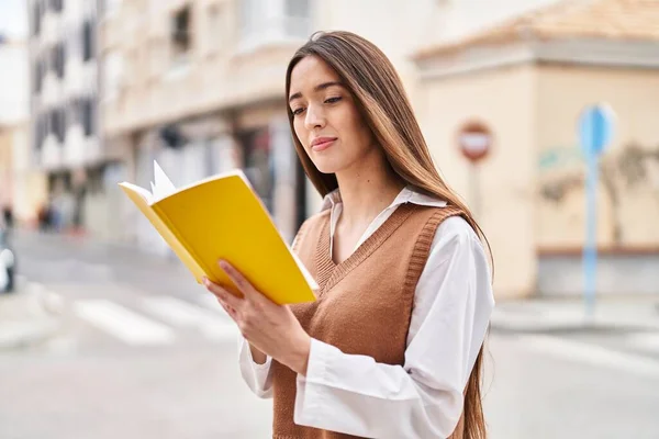 Junge Schöne Hispanische Frau Liest Buch Auf Der Straße — Stockfoto