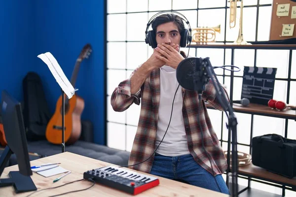 Junger Hispanischer Mann Der Musikstudio Klavier Spielte Schockierte Als Fälschlicherweise — Stockfoto