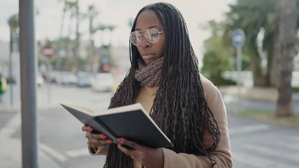 Afrikanerin Liest Auf Der Straße Ein Buch — Stockfoto