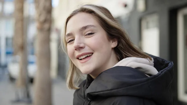 Sokakta Kendine Güvenen Genç Sarışın Kadın Gülümsüyor — Stok fotoğraf