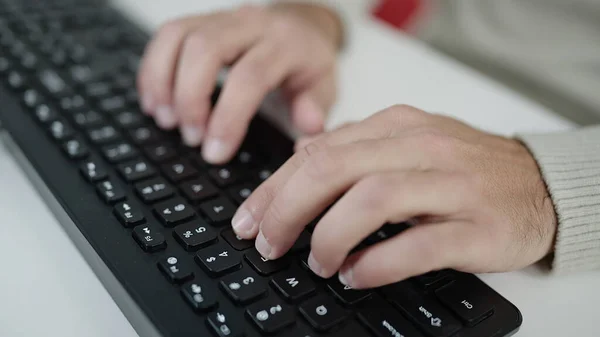 Νεαρός Ισπανός Που Χρησιμοποιεί Πληκτρολόγιο Υπολογιστή Στο Γραφείο Εικόνα Αρχείου