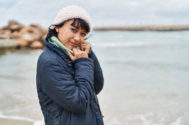 Genç, güzel, İspanyol bir kadın, gülümsüyor.