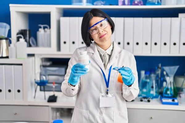Ung Asiatisk Kvinna Arbetar Forskare Laboratorium Avslappnad Med Allvarliga Uttryck — Stockfoto