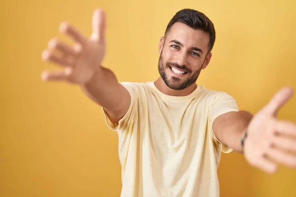 Hezký Hispánec Který Stojí Nad Žlutým Pozadím Dívá Kameru Usmívá — Stock fotografie