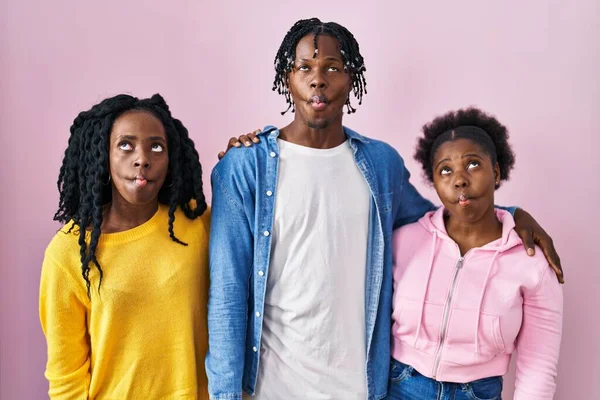 Grupo Três Jovens Negros Juntos Sobre Fundo Rosa Fazendo Cara — Fotografia de Stock