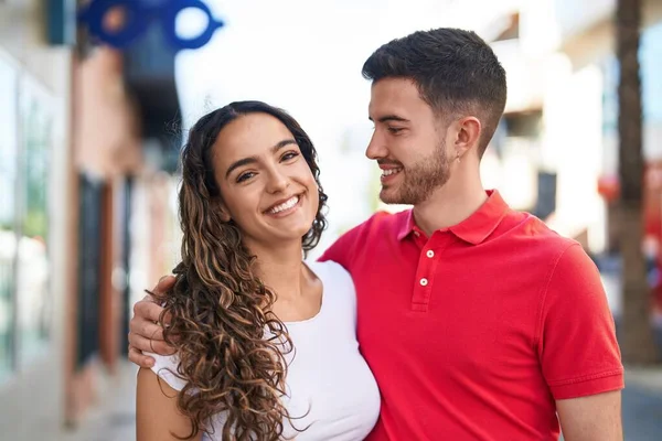 Genç Spanyol Çift Gülümsüyor Sokakta Birbirlerine Sarılıyorlar — Stok fotoğraf