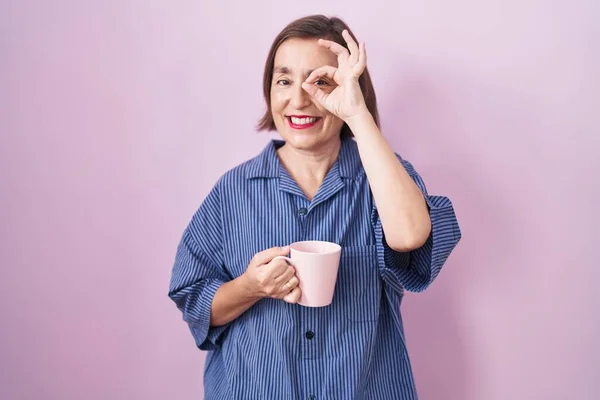 Mujer Hispana Mediana Edad Bebiendo Una Taza Café Haciendo Buen — Foto de Stock