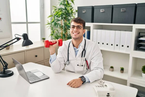 Mladý Hispánský Lékař Muž Drží Činky Vypadající Pozitivně Šťastně Stojící — Stock fotografie