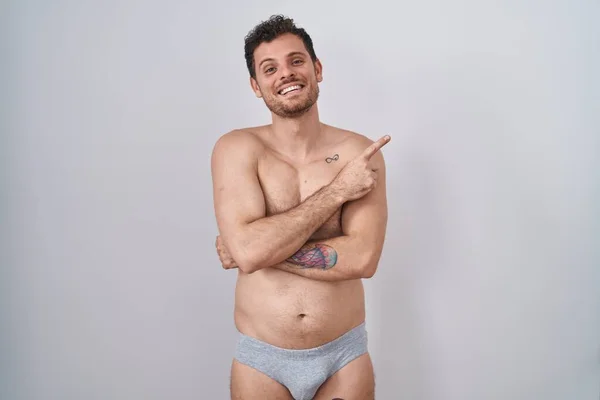 Ung Latinamerikansk Man Står Tröjlös Klädd Underkläder Med Ett Stort — Stockfoto