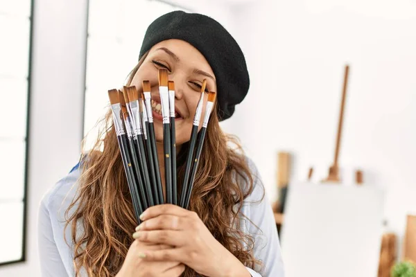 Mladý Krásný Hispánský Žena Umělec Pokrývající Ústa Paintbrush Uměleckém Studiu — Stock fotografie
