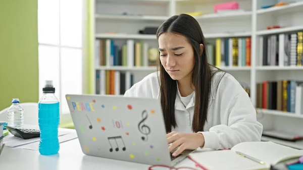 Giovane Bella Studentessa Ispanica Utilizzando Computer Portatile Che Studia Classe — Foto Stock