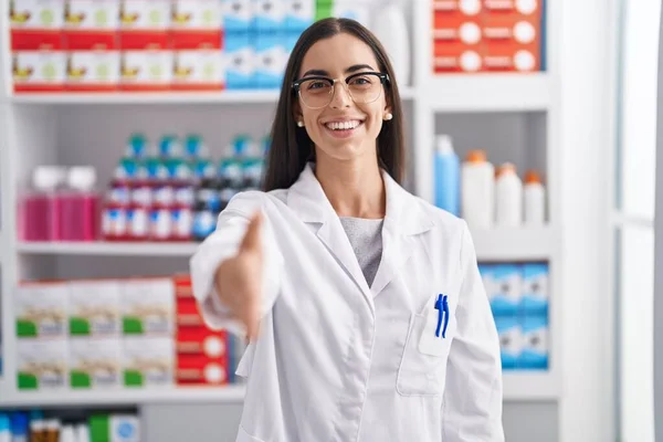 Молодая Красивая Латиноамериканка Фармацевт Улыбается Уверенно Пожимая Руку Аптеке — стоковое фото