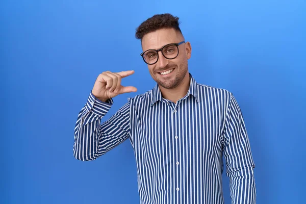 Hombre Hispano Con Barba Llevando Gafas Sonriente Seguro Gesto Con — Foto de Stock