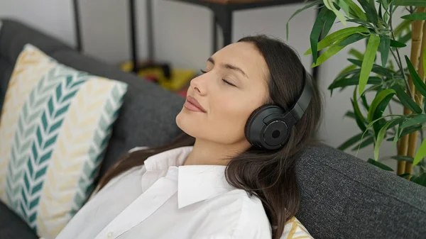 Joven Mujer Hispana Hermosa Escuchando Música Relajada Sofá Casa — Foto de Stock