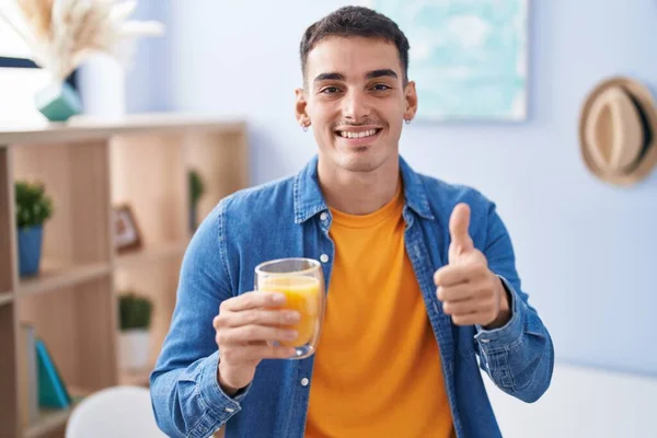 Hombre Hispano Guapo Bebiendo Vaso Jugo Naranja Sonriendo Feliz Positivo — Foto de Stock