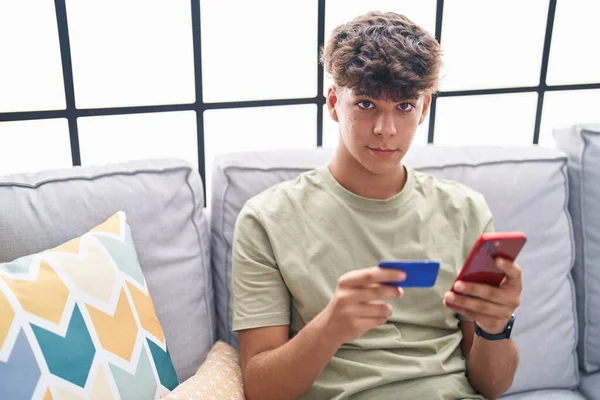 Young Hispanic Teenager Using Smartphone Credit Card Sitting Sofa Home — Stock Photo, Image