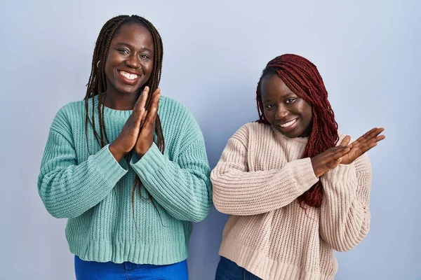 Duas Mulheres Africanas Sobre Fundo Azul Batendo Palmas Aplaudindo Feliz — Fotografia de Stock