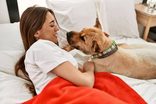Jovem Hispânico Mulher Abraçando Cão Deitado Cama Quarto — Fotografia de Stock