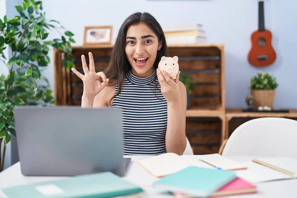 Młoda Nastolatka Studiuje Pomocą Laptopa Robi Znak Palcami Uśmiechając Przyjazny — Zdjęcie stockowe