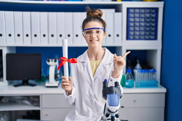 Девочка Подросток Работающая Лаборатории Улыбается Показывая Рукой Пальцем Сторону — стоковое фото