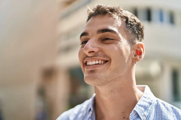 Young Hispanic Man Smiling Confident Looking Side Street — Foto Stock