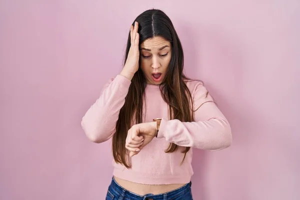 Young Brunette Woman Standing Pink Background Looking Watch Time Worried — Foto de Stock