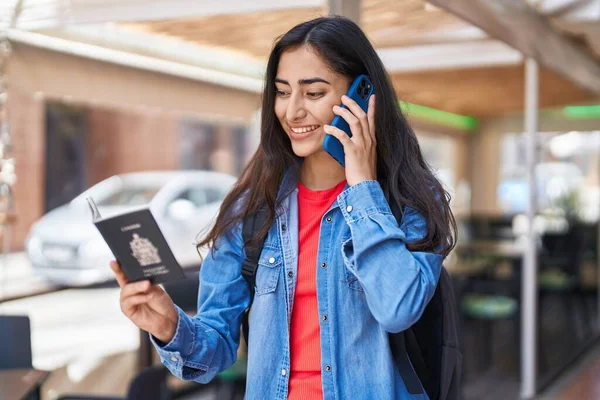 Latin Kökenli Genç Bir Kız Elinde Pasaportuyla Akıllı Telefondan Konuşuyor — Stok fotoğraf